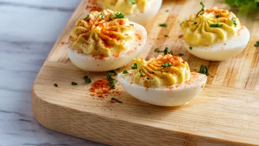 Deviled Eggs mit Everything-Gewürz