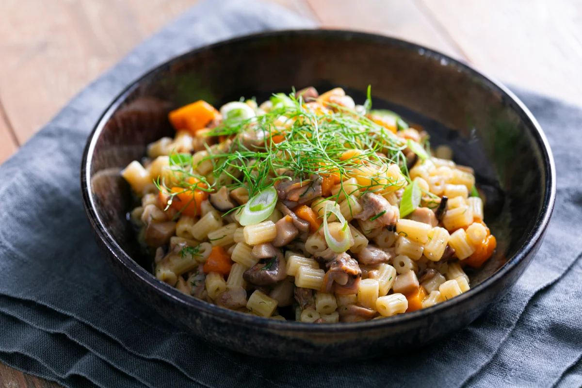 Pasta con almejas, calabaza y setas