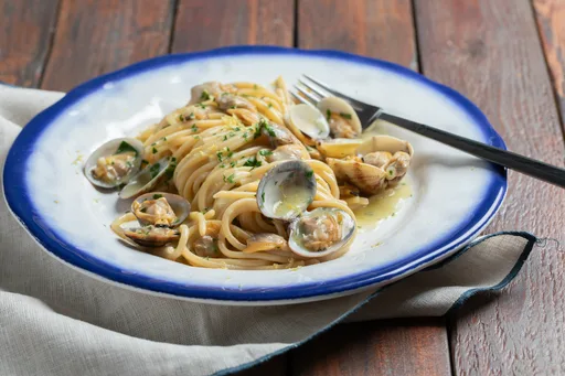 Spaghetti con almejas y limón