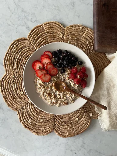 Overnight oats con frutti di bosco e crema di mandorle