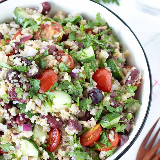 Salada saudável de arroz integral e quinoa com vinagrete simples de limão
