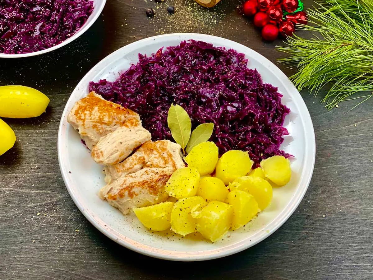 Frango com repolho roxo e batatas