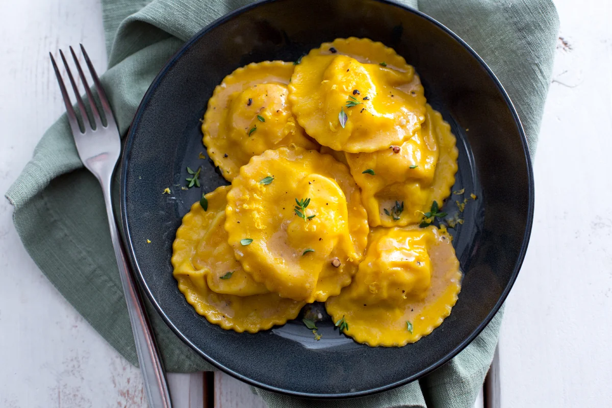 Ravioles de gambas y limón con mantequilla y tomillo