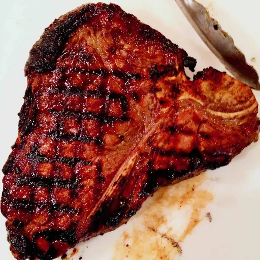 Bife grelhado com missô vermelho