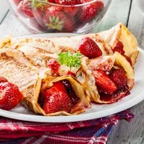 Crêpe senza latticini con salsa di fragole fresche