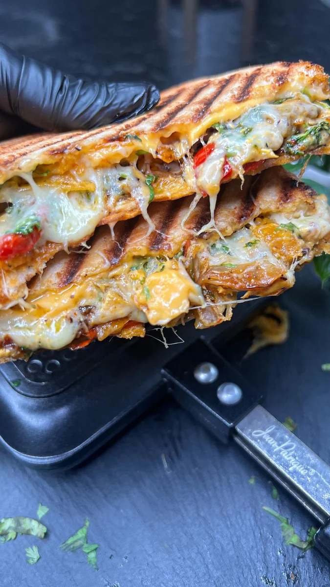 Sanduíche tostado bem recheado com Doritos e queijo
