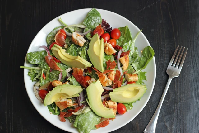 Ensalada de pollo y prosciutto
