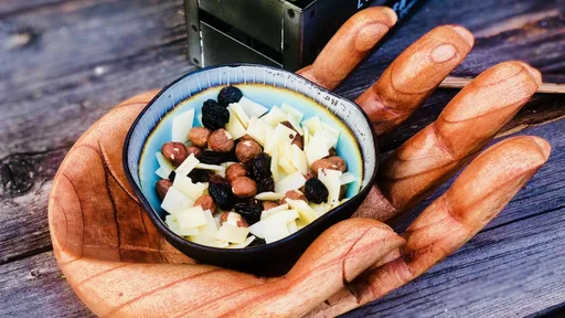Queijo, castanhas e uvas-passas