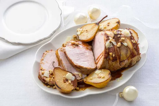 Lomo con peras, nueces y pecorino