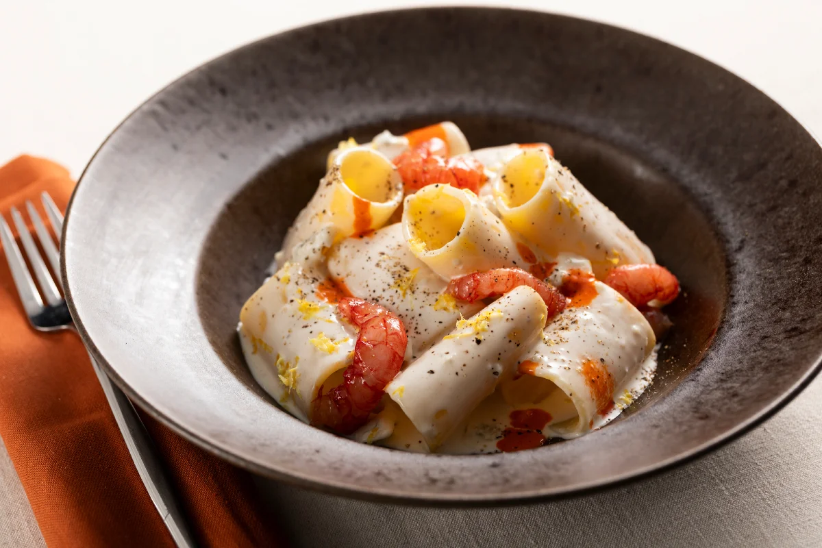 Paccheri com gorgonzola, pimenta e camarões-vermelhos