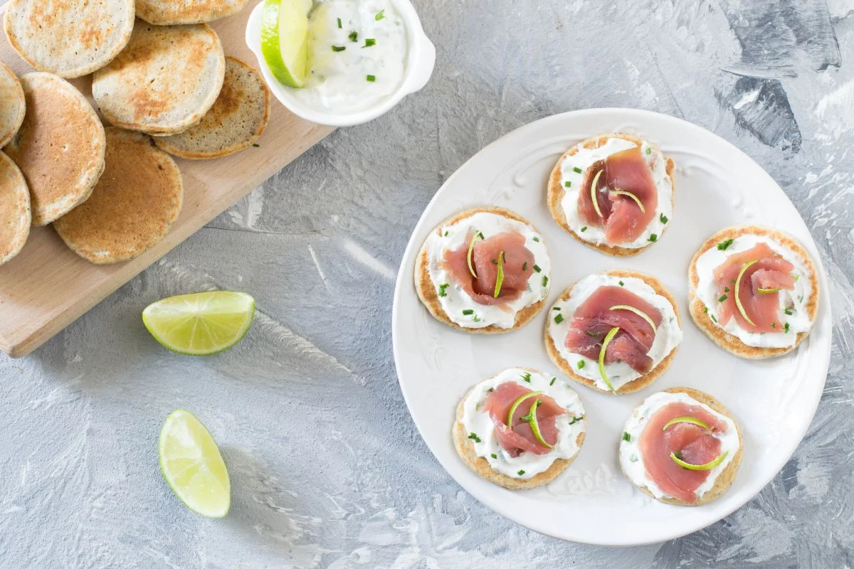 Blinis de trigo-sarraceno com atum defumado