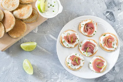Blinis de trigo-sarraceno com atum defumado