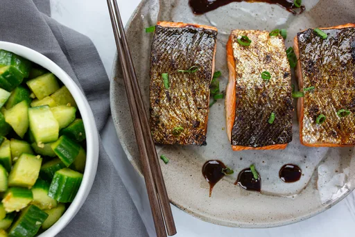 Salmão assado com cobertura de mel, gengibre e wasabi