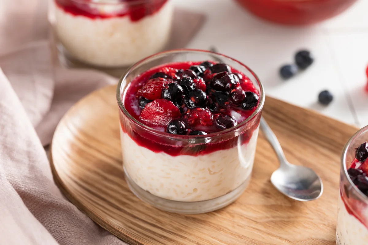Arroz-doce com frutas vermelhas