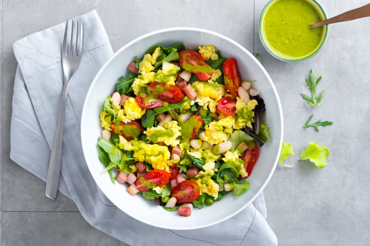 Insalata con uova strapazzate