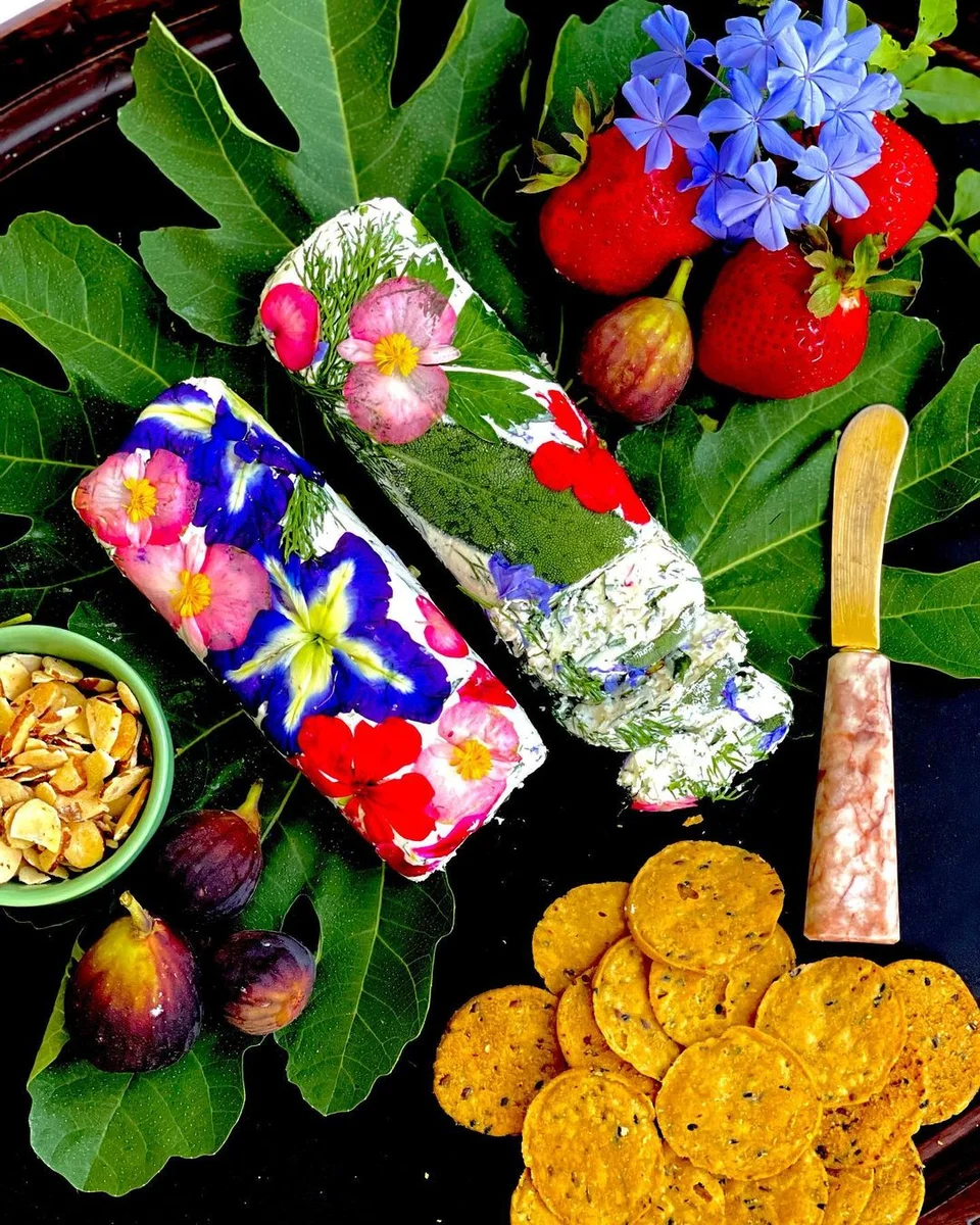 Queijo de cabra com flores comestíveis e ervas frescas