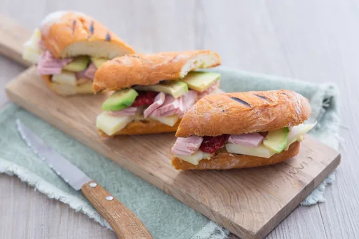 Petiscos de pão com atum e abacate