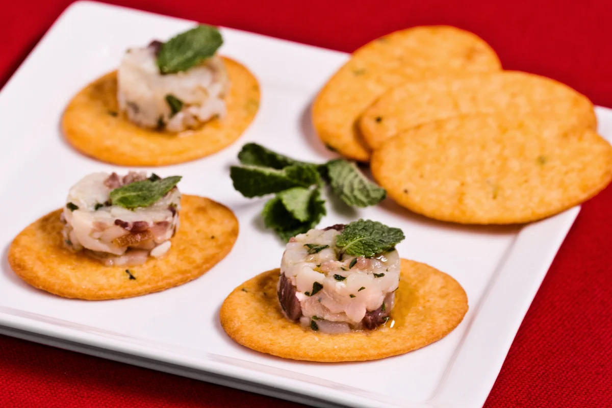 Spianadas com tartar de peixe-espada defumado e hortelã
