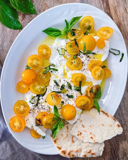 Salada caprese com tomates-cereja amarelos
