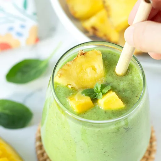 Batido verde de mango, piña y espinacas sin yogur