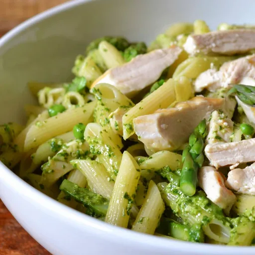 Pâtes au pesto, poulet, asperges et petits pois