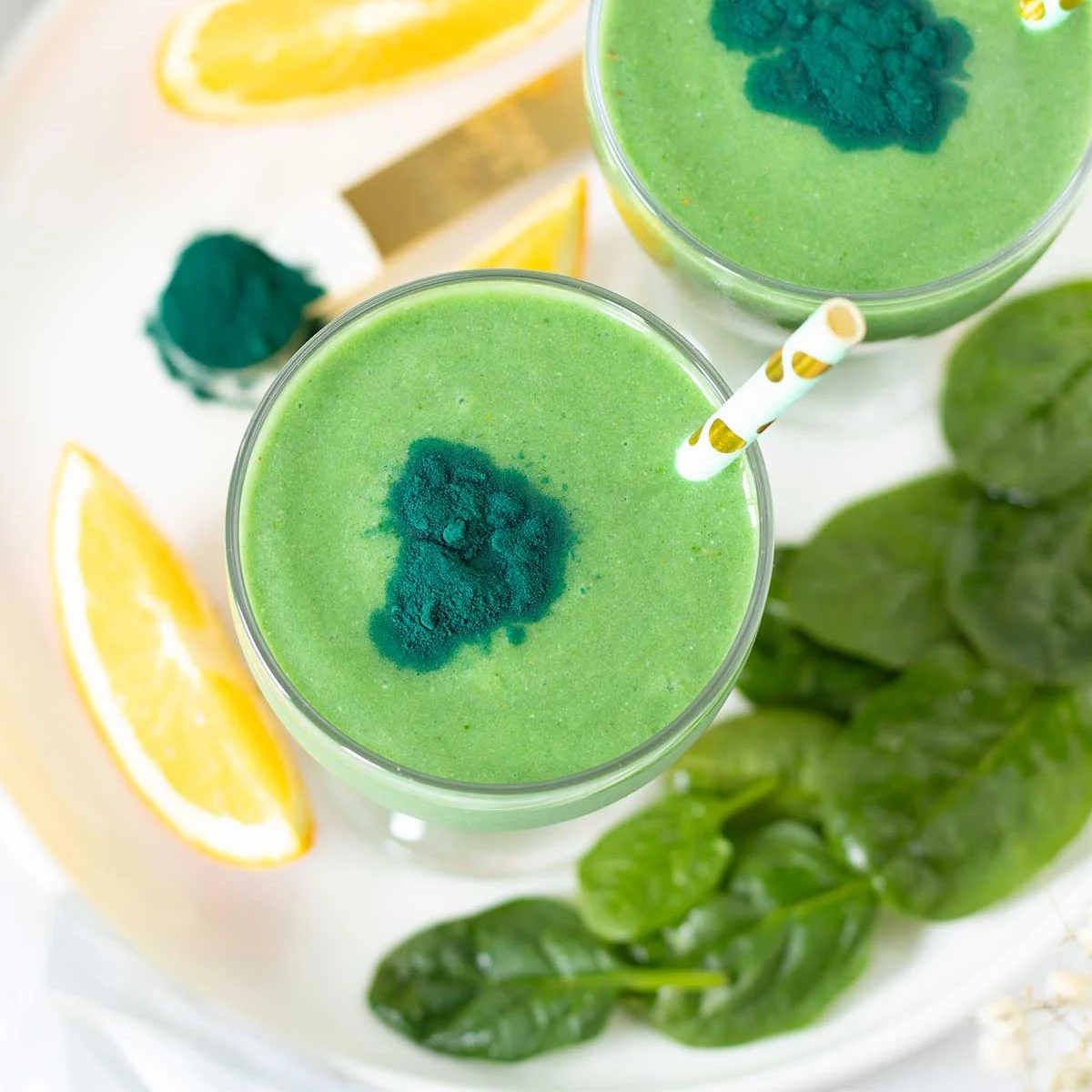 Batido verde de espirulina rico en proteínas para la mañana