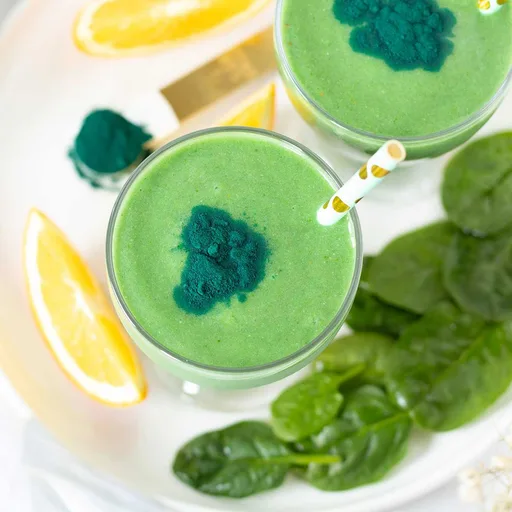 Batido verde de espirulina rico en proteínas para la mañana