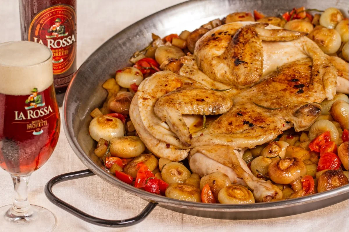 Pollo a la diabla a la cerveza con patatas y cebollitas