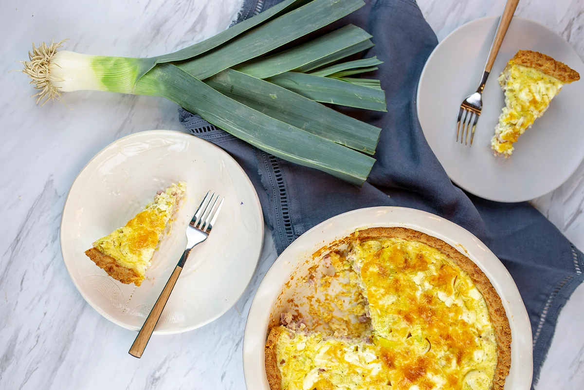 Quiche con prosciutto, porri e formaggio di capra