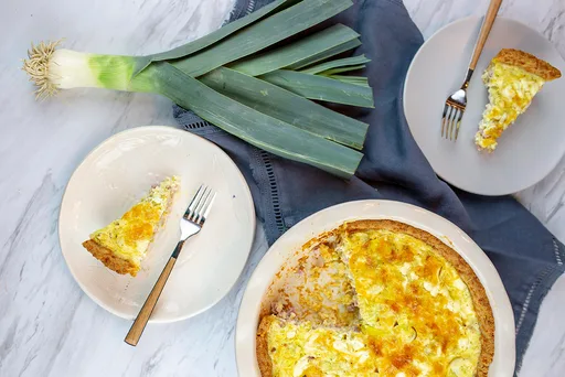 Quiche con prosciutto, porri e formaggio di capra