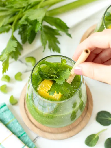 Batido verde de espinacas, apio y piña (sin plátano)