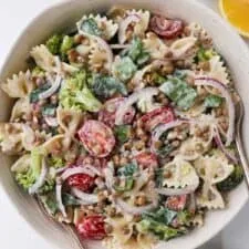 Salada cremosa de macarrão de lentilha