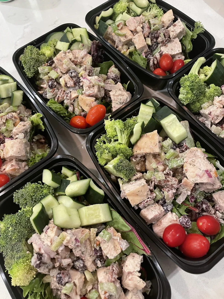 Salade composée au poulet sur un mélange de jeunes pousses