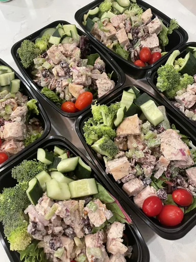 Salade composée au poulet sur un mélange de jeunes pousses