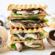 Toasties mit Pilzen und Spinat – einfach und köstlich