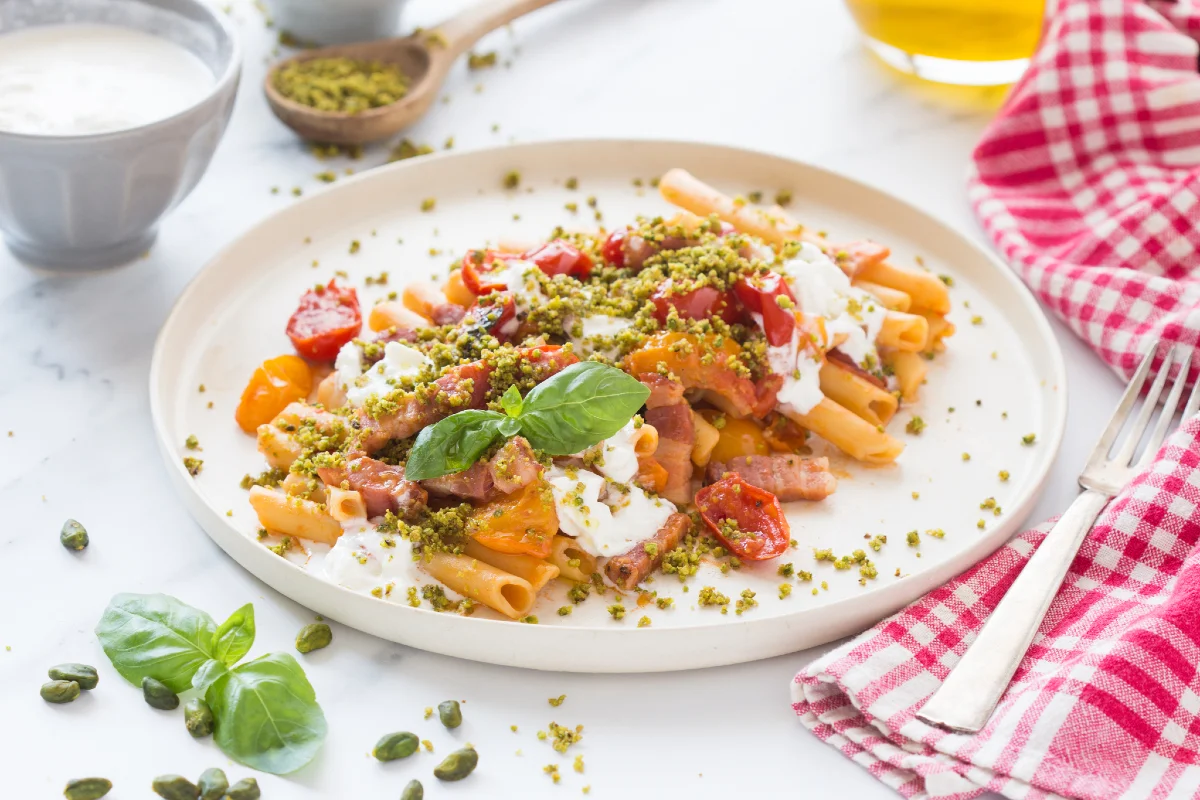 Ziti com tomates, pancetta e stracciatella
