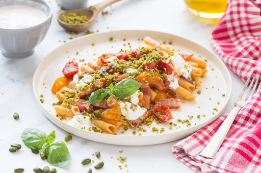 Ziti com tomates, pancetta e stracciatella