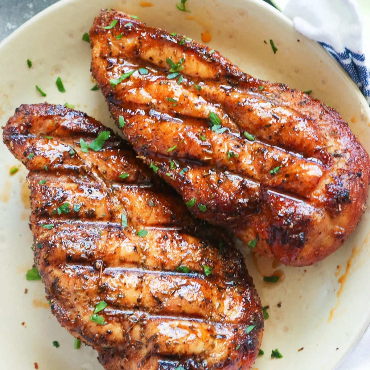 Blancs de poulet grillés au barbecue à pellets