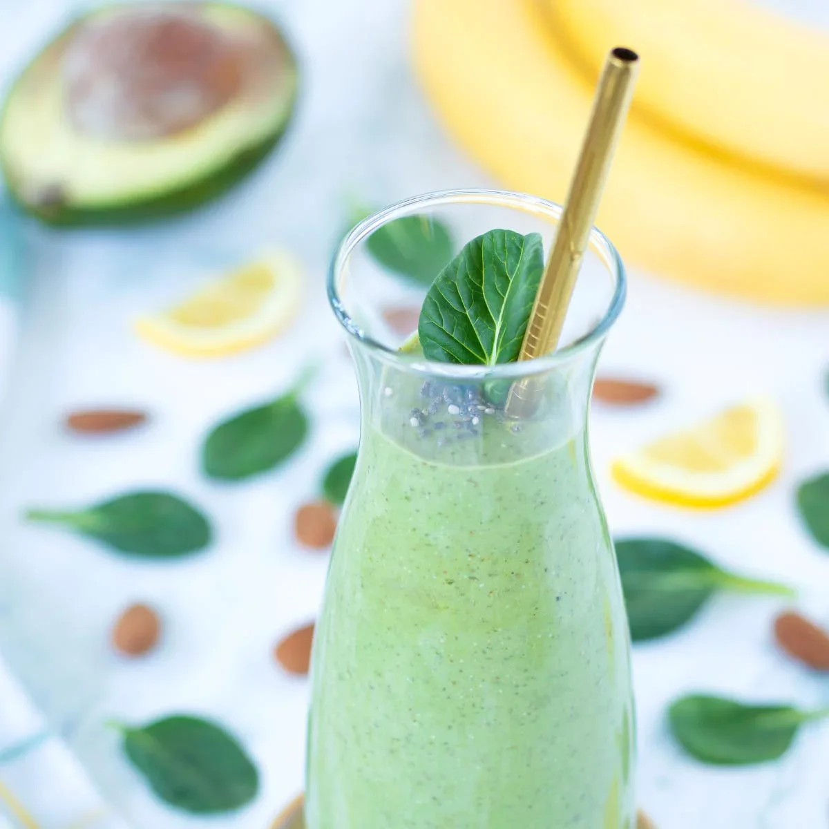 Batido vegano de plátano, aguacate y espinacas