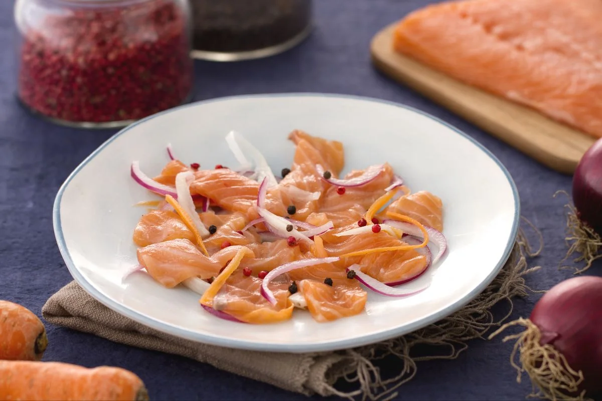 Salmone in escabeche con julienne di verdure