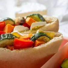 Pita con verdure arrosto e pesto al basilico