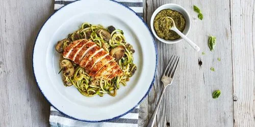 Macarrão de abobrinha ao pesto com frango