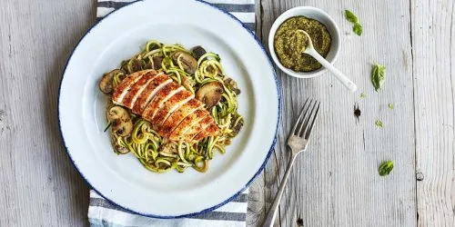 Macarrão de abobrinha ao pesto com frango