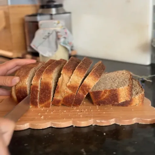 Le meilleur pain de mie au levain avec de la farine fraîchement moulue à 100 %