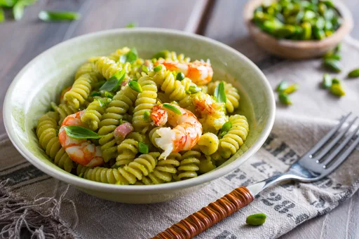 Pasta con pesto di pistacchi e gamberi