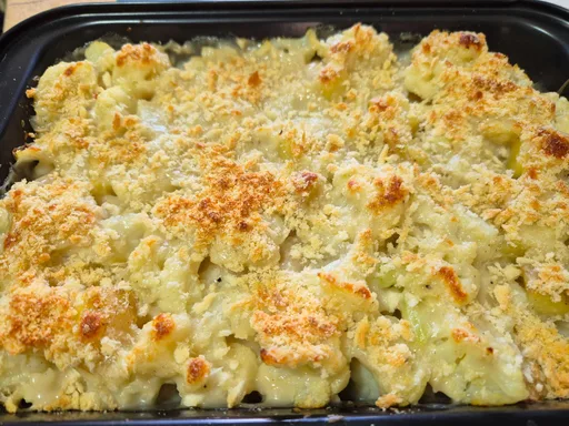 Cauliflower and potatoes baked with béchamel
