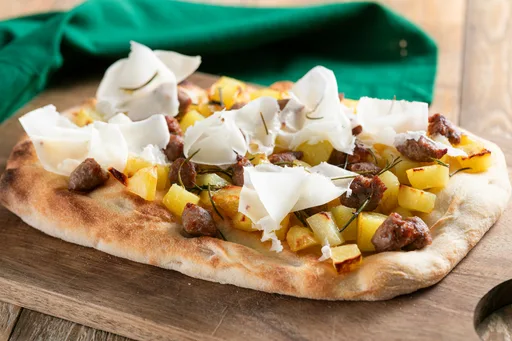 Pinsa con salchicha y patatas