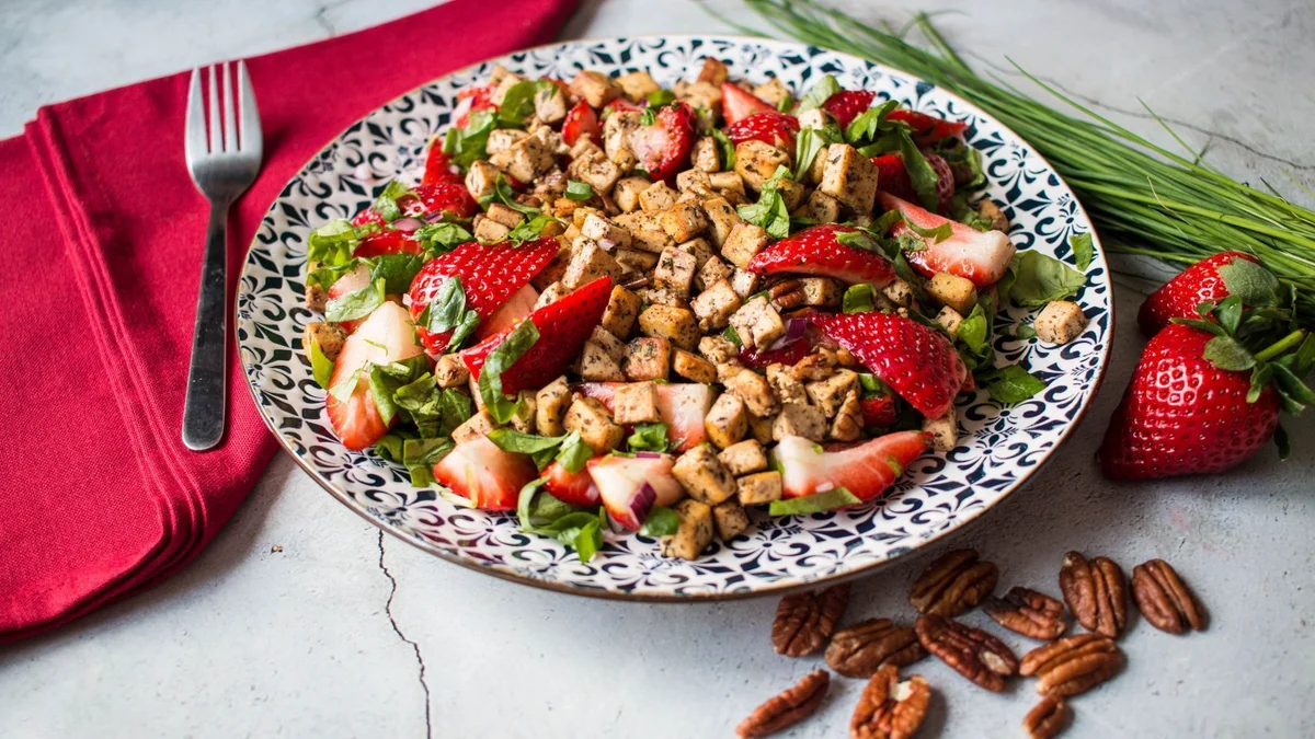 Ensalada de tofu y fresas