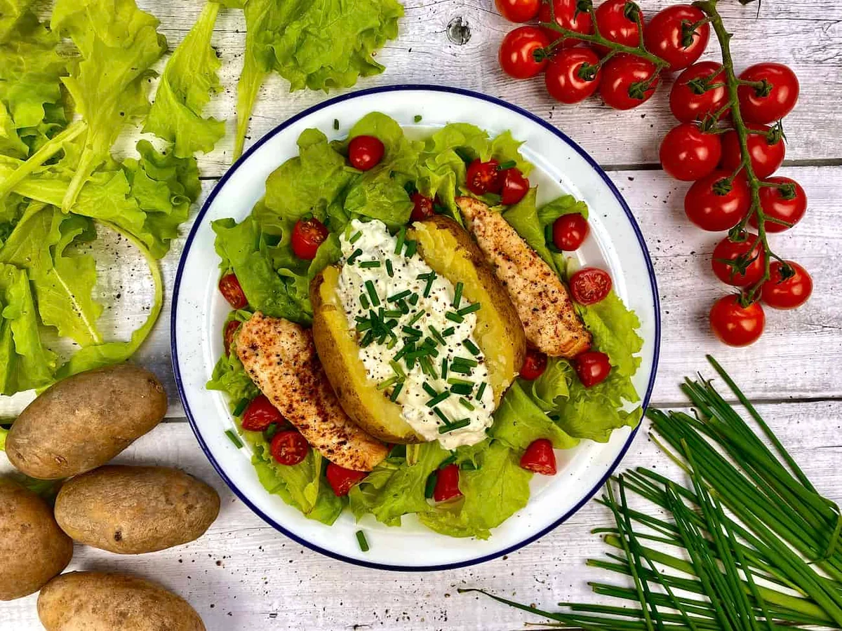 Patata asada con crema agria y pollo