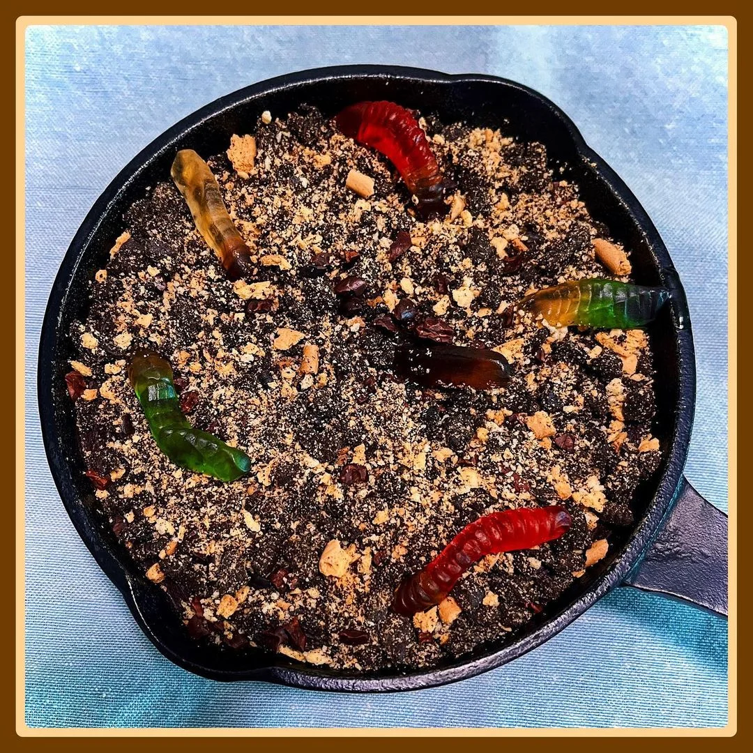 Muddy Worm Skillet Cake